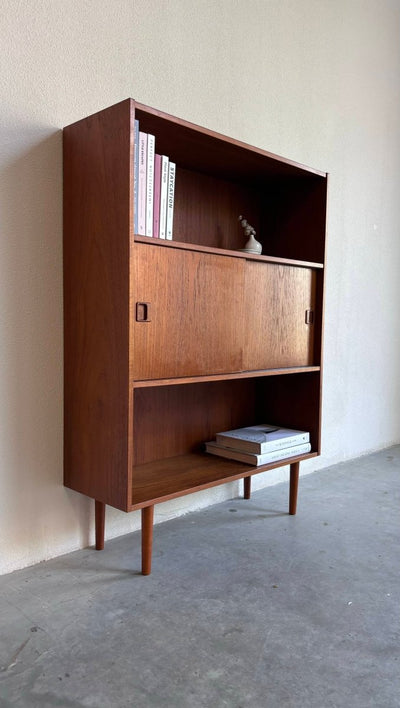 
                  
                    Boekenkast schuifdeuren teak - LOUI.STORE
                  
                