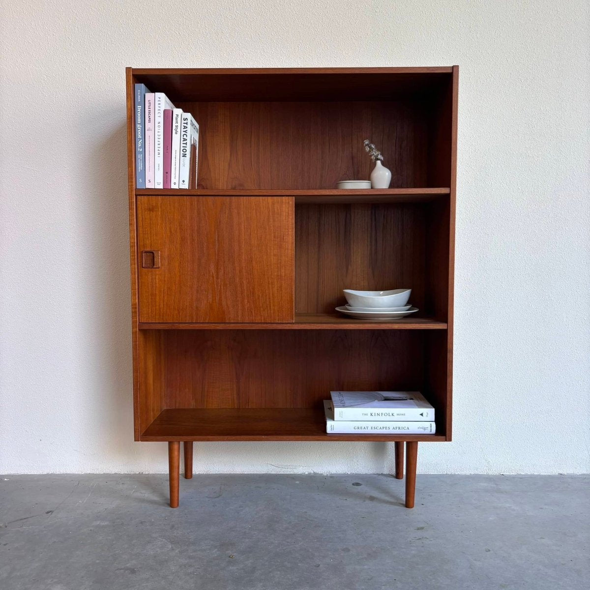 Boekenkast schuifdeuren teak - LOUI.STORE