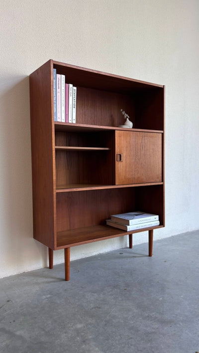 
                  
                    Boekenkast schuifdeuren teak - LOUI.STORE
                  
                