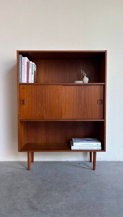 
                  
                    Boekenkast schuifdeuren teak - LOUI.STORE
                  
                