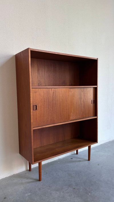 
                  
                    Boekenkast schuifdeuren teak - LOUI.STORE
                  
                