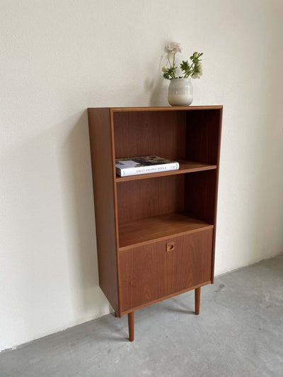 Boekenkast smal met klep - LOUI.STORE