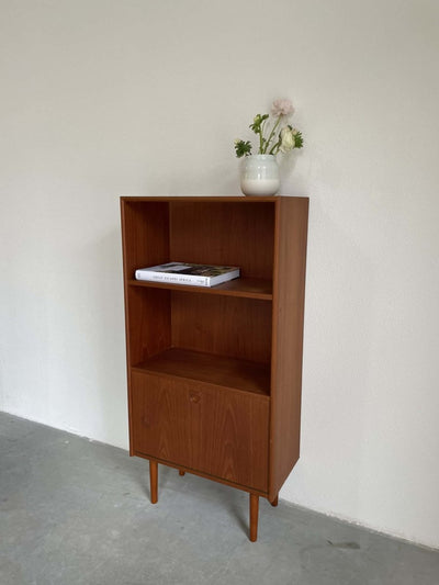 
                  
                    Boekenkast smal met klep - LOUI.STORE
                  
                