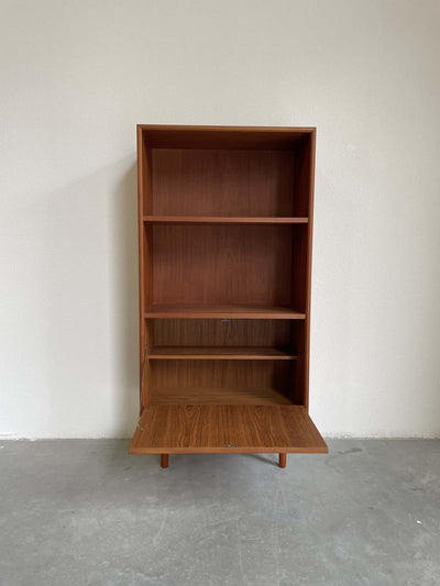 
                  
                    Boekenkast smal met klep - LOUI.STORE
                  
                