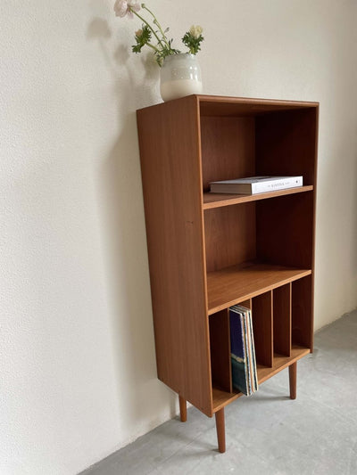
                  
                    Boekenkast smal met LP rack - LOUI.STORE
                  
                