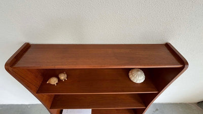 
                  
                    Boekenkast teak curved - LOUI.STORE
                  
                