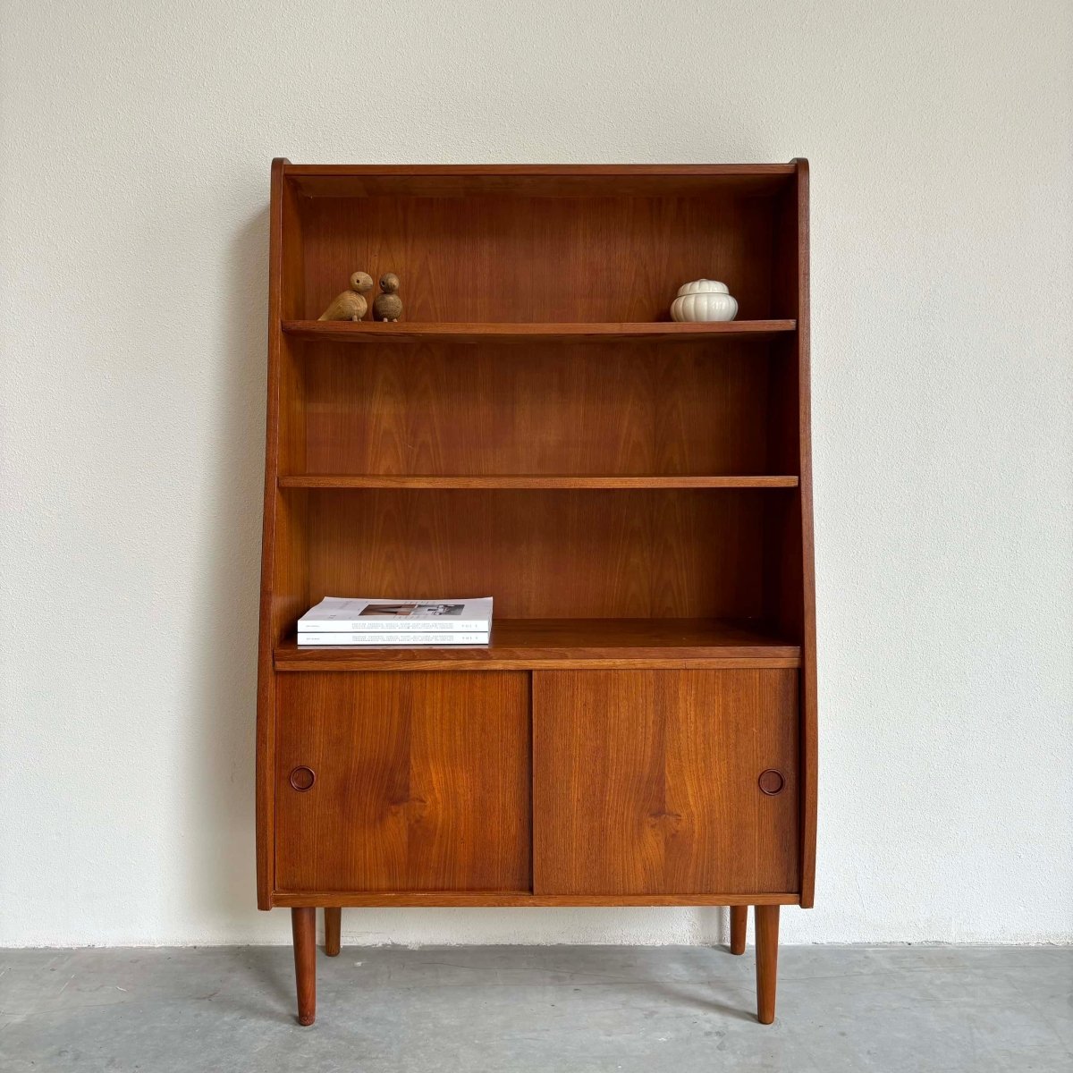 Boekenkast teak curved - LOUI.STORE