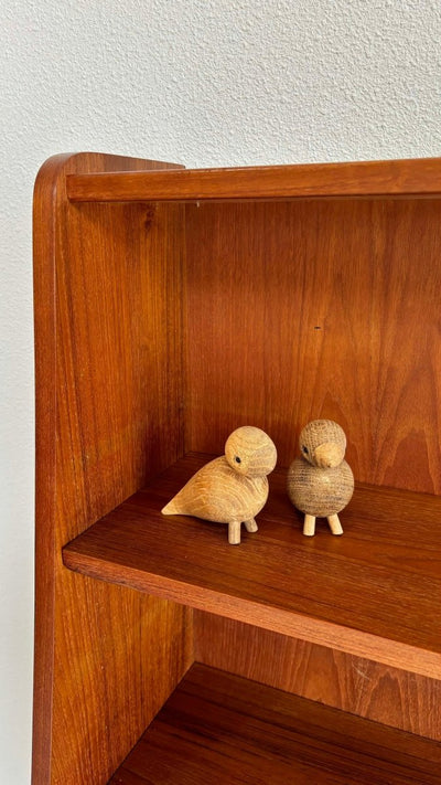 
                  
                    Boekenkast teak curved - LOUI.STORE
                  
                