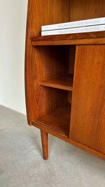 
                  
                    Boekenkast teak curved - LOUI.STORE
                  
                