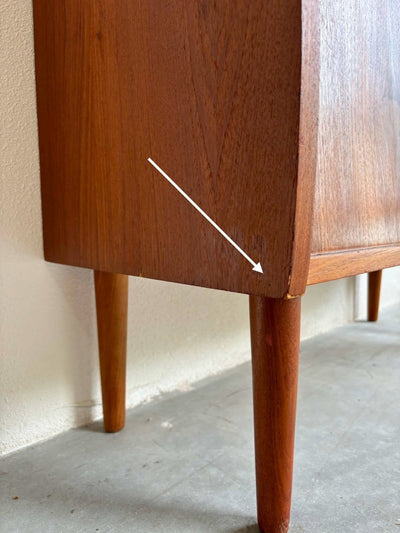 
                  
                    Boekenkast teak curved - LOUI.STORE
                  
                