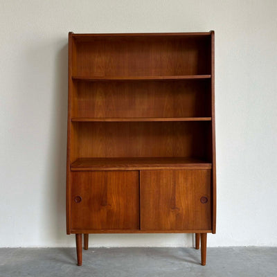 
                  
                    Boekenkast teak curved - LOUI.STORE
                  
                