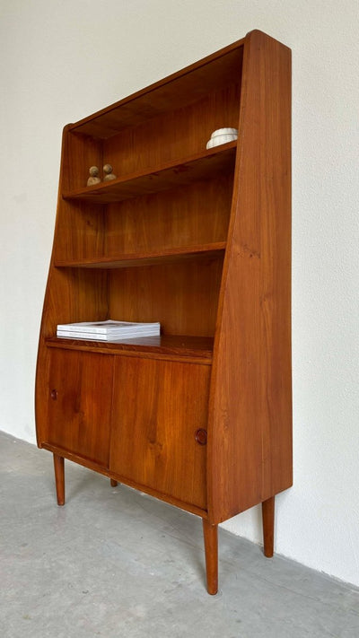 
                  
                    Boekenkast teak curved - LOUI.STORE
                  
                