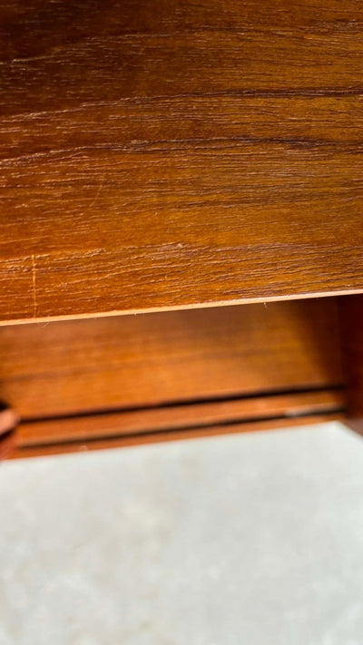 
                  
                    Boekenkast teak curved - LOUI.STORE
                  
                