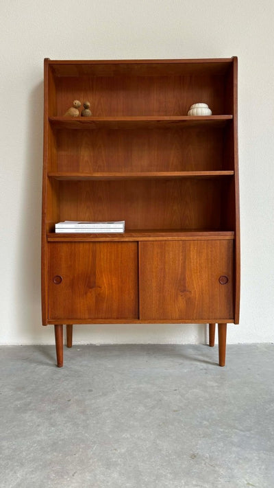 
                  
                    Boekenkast teak curved - LOUI.STORE
                  
                