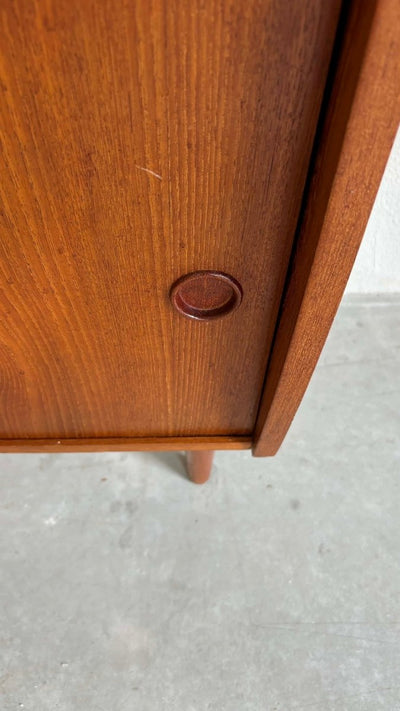 
                  
                    Boekenkast teak curved - LOUI.STORE
                  
                