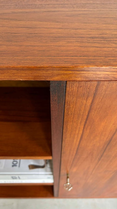 
                  
                    Boekenkast teak op plint - LOUI.STORE
                  
                