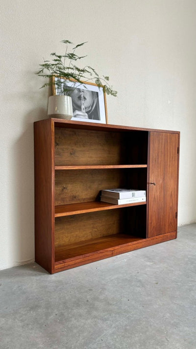 
                  
                    Boekenkast teak op plint - LOUI.STORE
                  
                