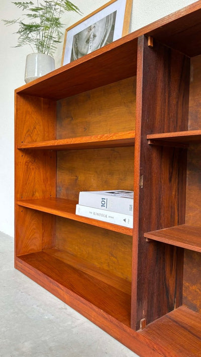 
                  
                    Boekenkast teak op plint - LOUI.STORE
                  
                