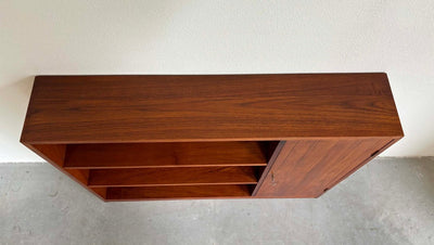 
                  
                    Boekenkast teak op plint - LOUI.STORE
                  
                