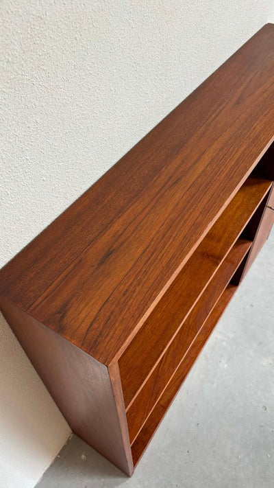 
                  
                    Boekenkast teak op plint - LOUI.STORE
                  
                