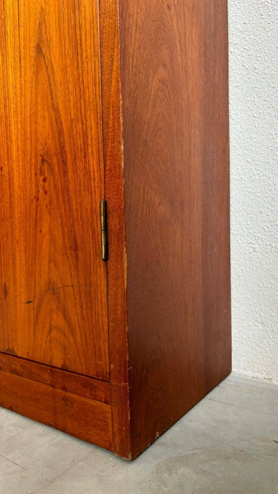 
                  
                    Boekenkast teak op plint - LOUI.STORE
                  
                
