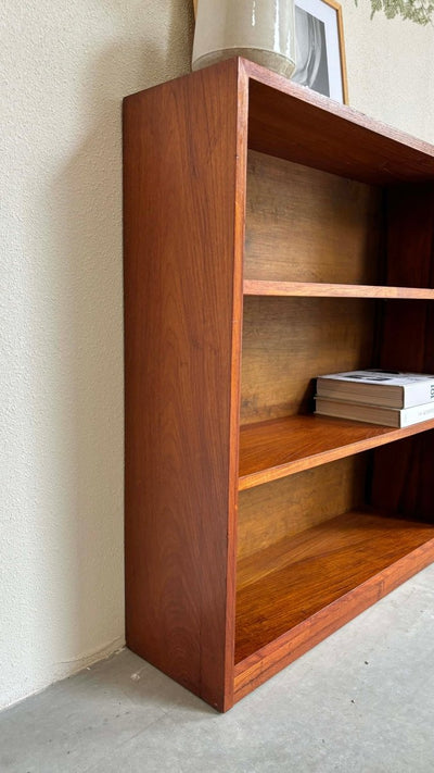 
                  
                    Boekenkast teak op plint - LOUI.STORE
                  
                