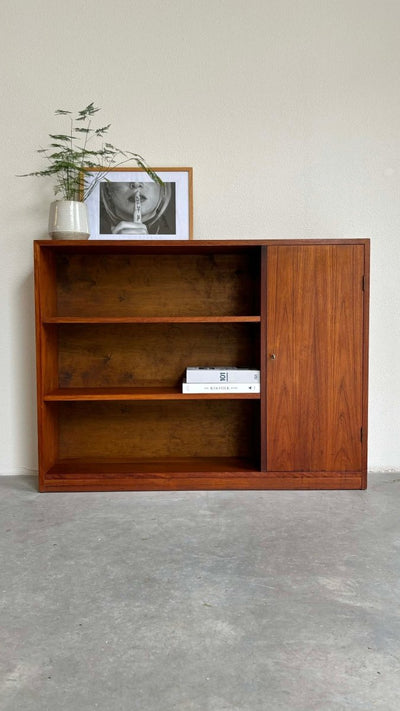 
                  
                    Boekenkast teak op plint - LOUI.STORE
                  
                