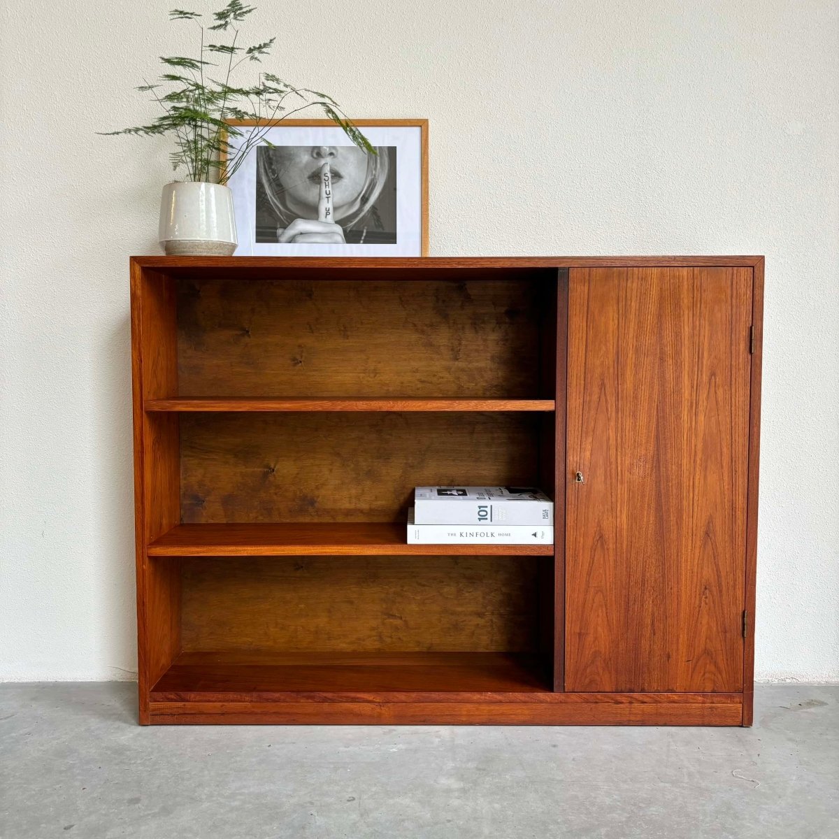 Boekenkast teak op plint - LOUI.STORE