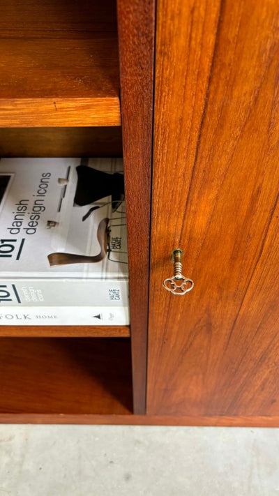 
                  
                    Boekenkast teak op plint - LOUI.STORE
                  
                