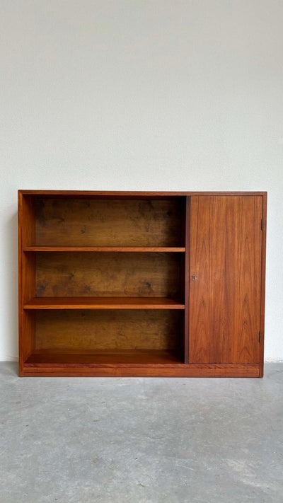 
                  
                    Boekenkast teak op plint - LOUI.STORE
                  
                