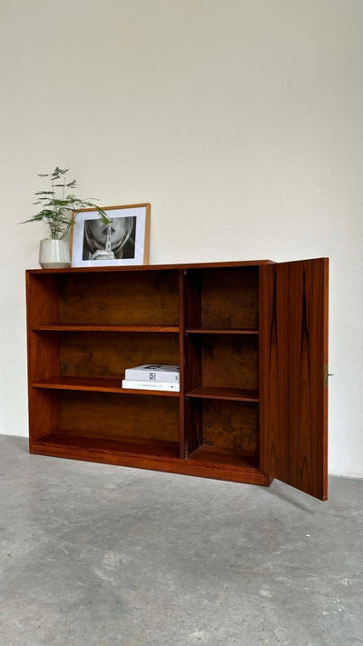 
                  
                    Boekenkast teak op plint - LOUI.STORE
                  
                