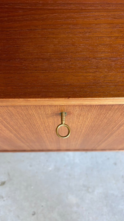 
                  
                    Boekenkast XL glazen deurtjes - LOUI.STORE
                  
                