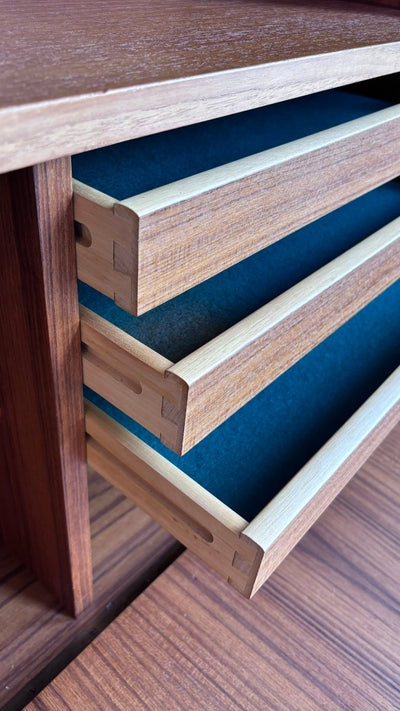 
                  
                    Boekenkast XL glazen deurtjes - LOUI.STORE
                  
                