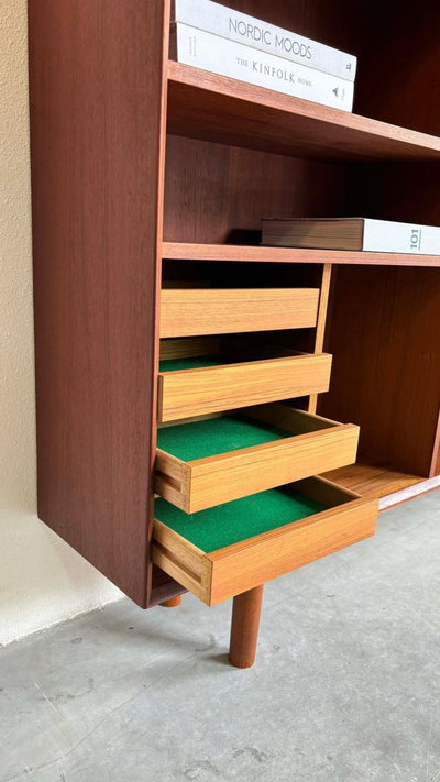 
                  
                    Boekenkast XL in teak - LOUI.STORE
                  
                