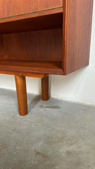 
                  
                    Boekenkast XL in teak - LOUI.STORE
                  
                