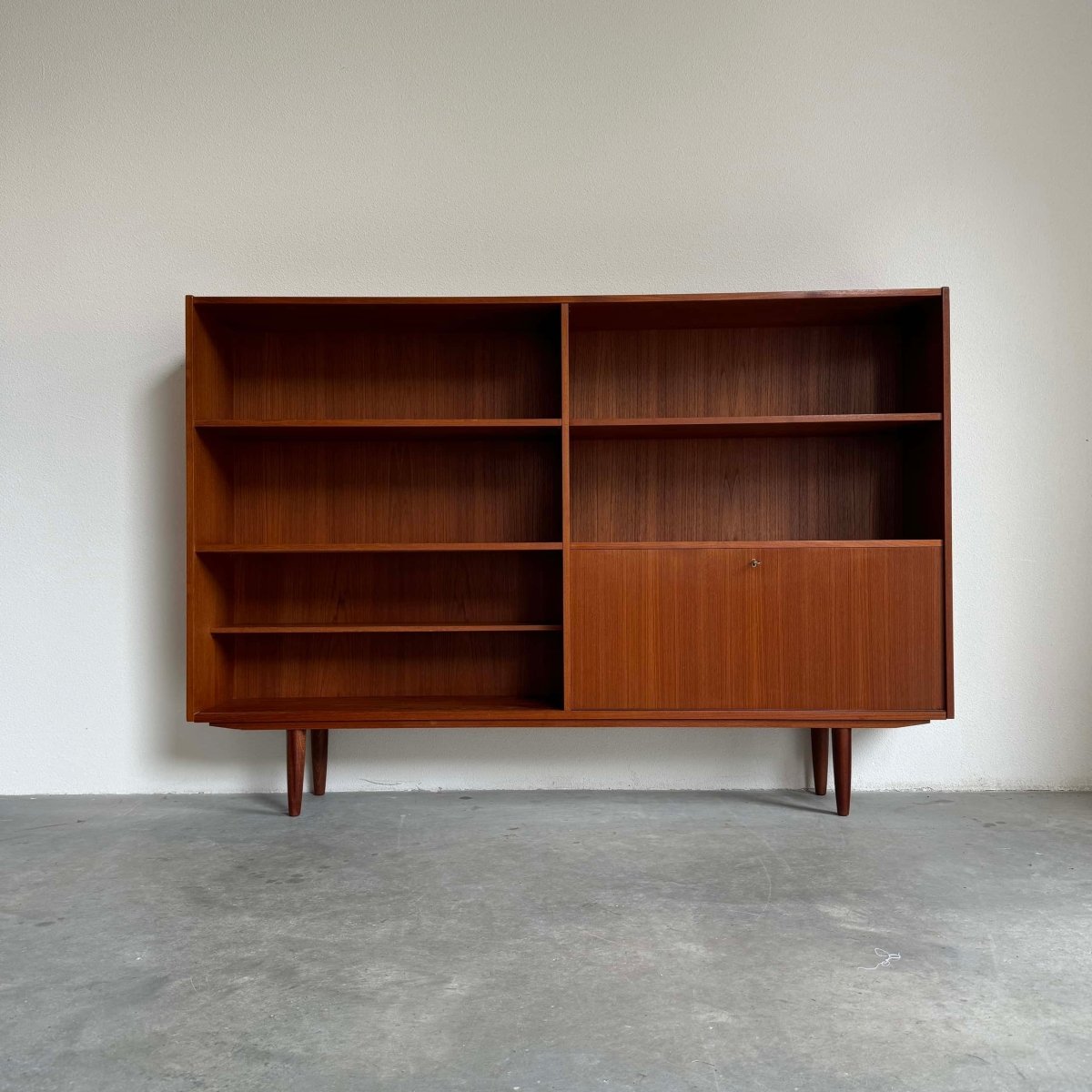 
                  
                    Boekenkast XL teak met klep - LOUI.STORE
                  
                