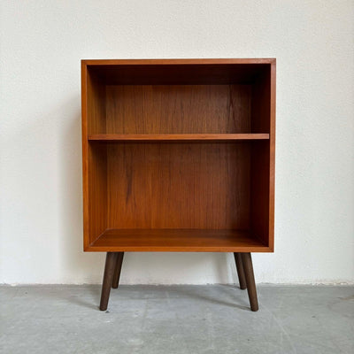 
                  
                    Boekenkastje schuine pootjes - LOUI.STORE
                  
                