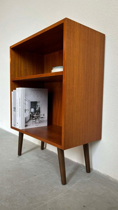 
                  
                    Boekenkastje schuine pootjes - LOUI.STORE
                  
                