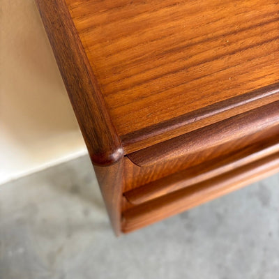 
                  
                    Brede vintage Deense ladekast teak - LOUI.STORE
                  
                