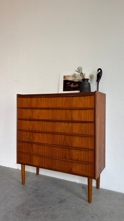 
                  
                    Brede vintage Deense ladekast teak - LOUI.STORE
                  
                