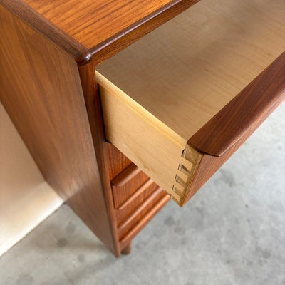 
                  
                    Brede vintage Deense ladekast teak - LOUI.STORE
                  
                
