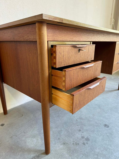 
                  
                    Bureau 6 lades teak - LOUI.STORE
                  
                