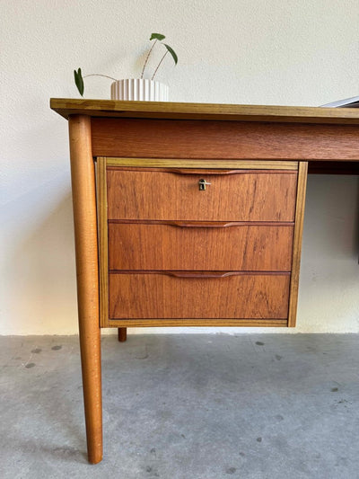 
                  
                    Bureau 6 lades teak - LOUI.STORE
                  
                