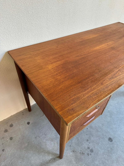 
                  
                    Bureau 6 lades teak - LOUI.STORE
                  
                