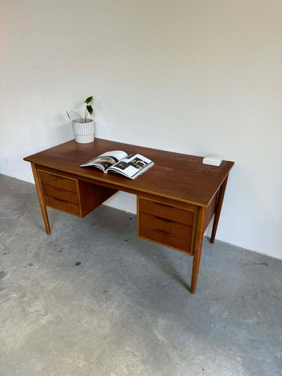
                  
                    Bureau 6 lades teak - LOUI.STORE
                  
                