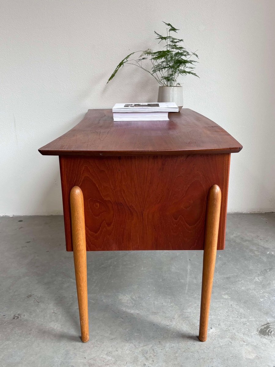 
                  
                    Bureau teak - eiken frame - LOUI.STORE
                  
                