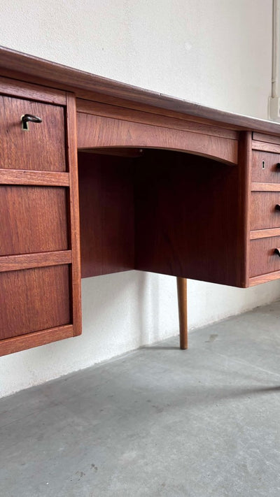 
                  
                    Bureau teak - eiken frame - LOUI.STORE
                  
                