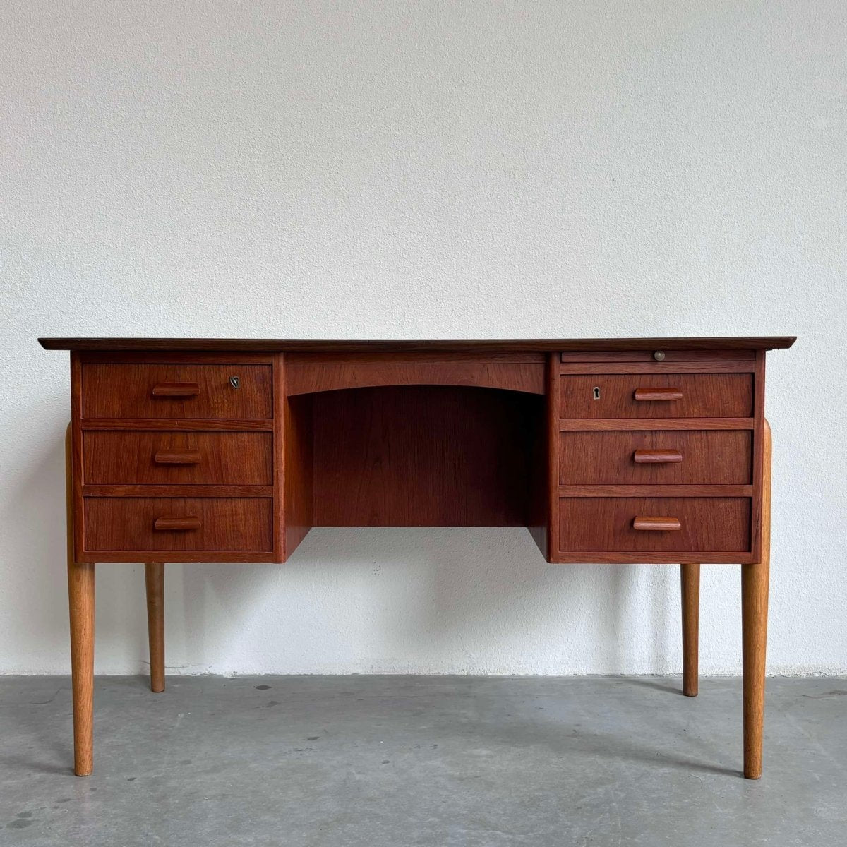 
                  
                    Bureau teak - eiken frame - LOUI.STORE
                  
                