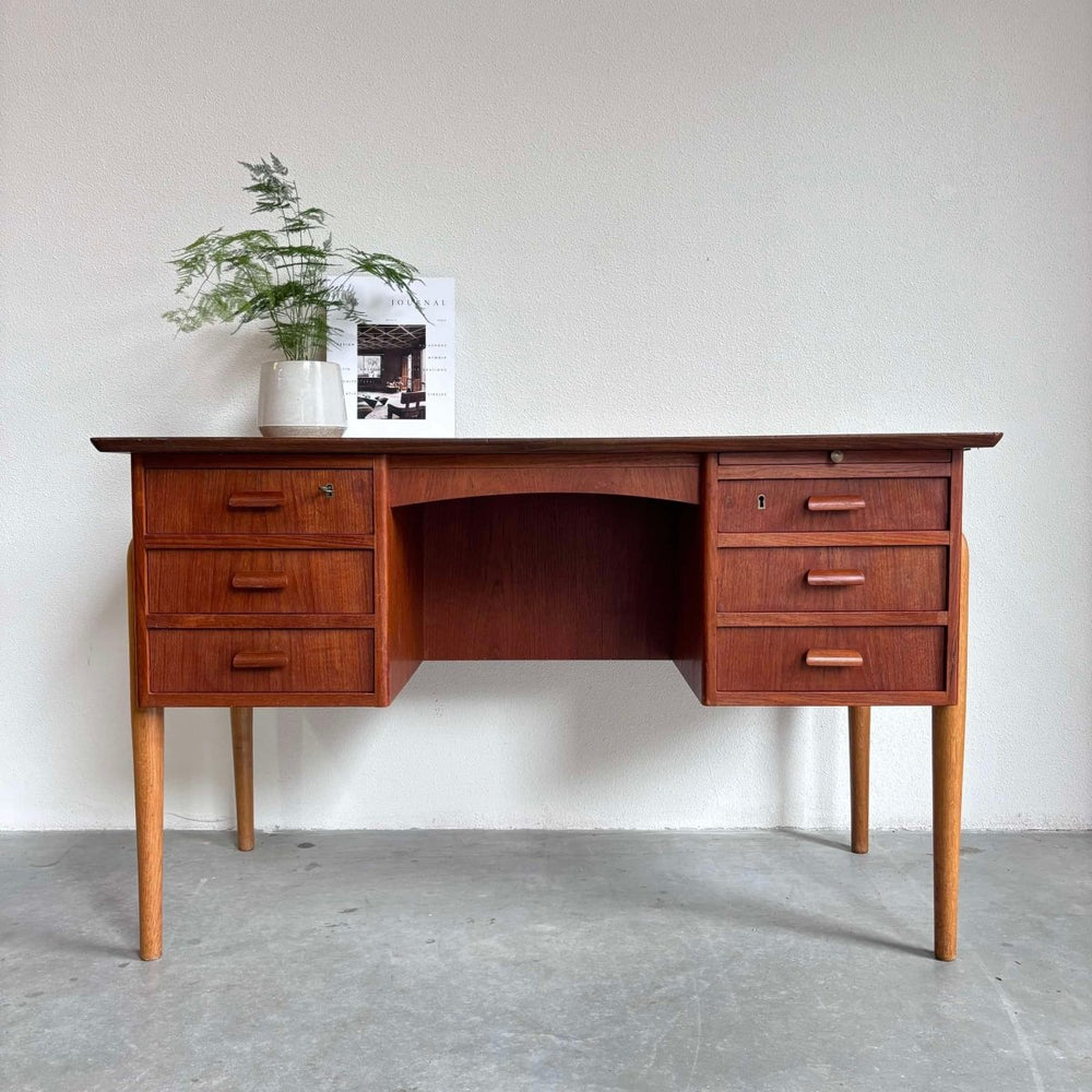 
                  
                    Bureau teak - eiken frame - LOUI.STORE
                  
                