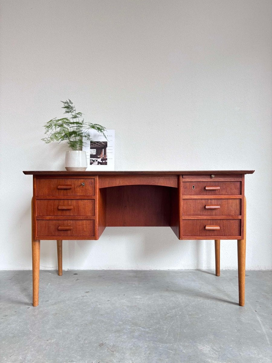 
                  
                    Bureau teak - eiken frame - LOUI.STORE
                  
                